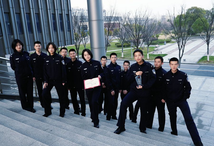 和鸣辩论社成员在楼梯上的合影